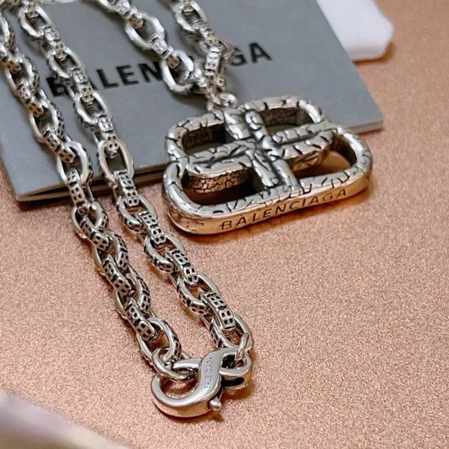 Collar Balenciaga Hebilla Plata Cadena Texturizada Interlocking Pendant 4
