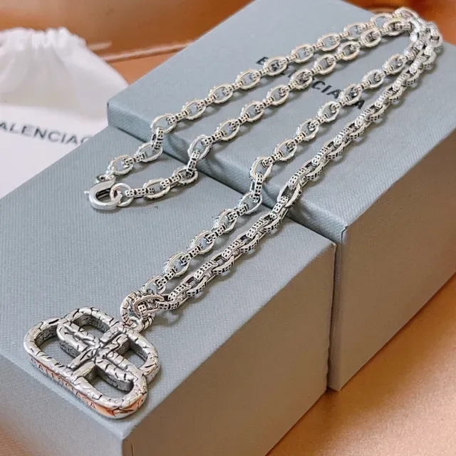 Collar Balenciaga Hebilla Plata Cadena Texturizada Interlocking Pendant 6