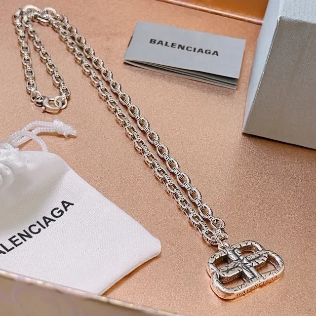 Collar Balenciaga Hebilla Plata Cadena Texturizada Interlocking Pendant 7