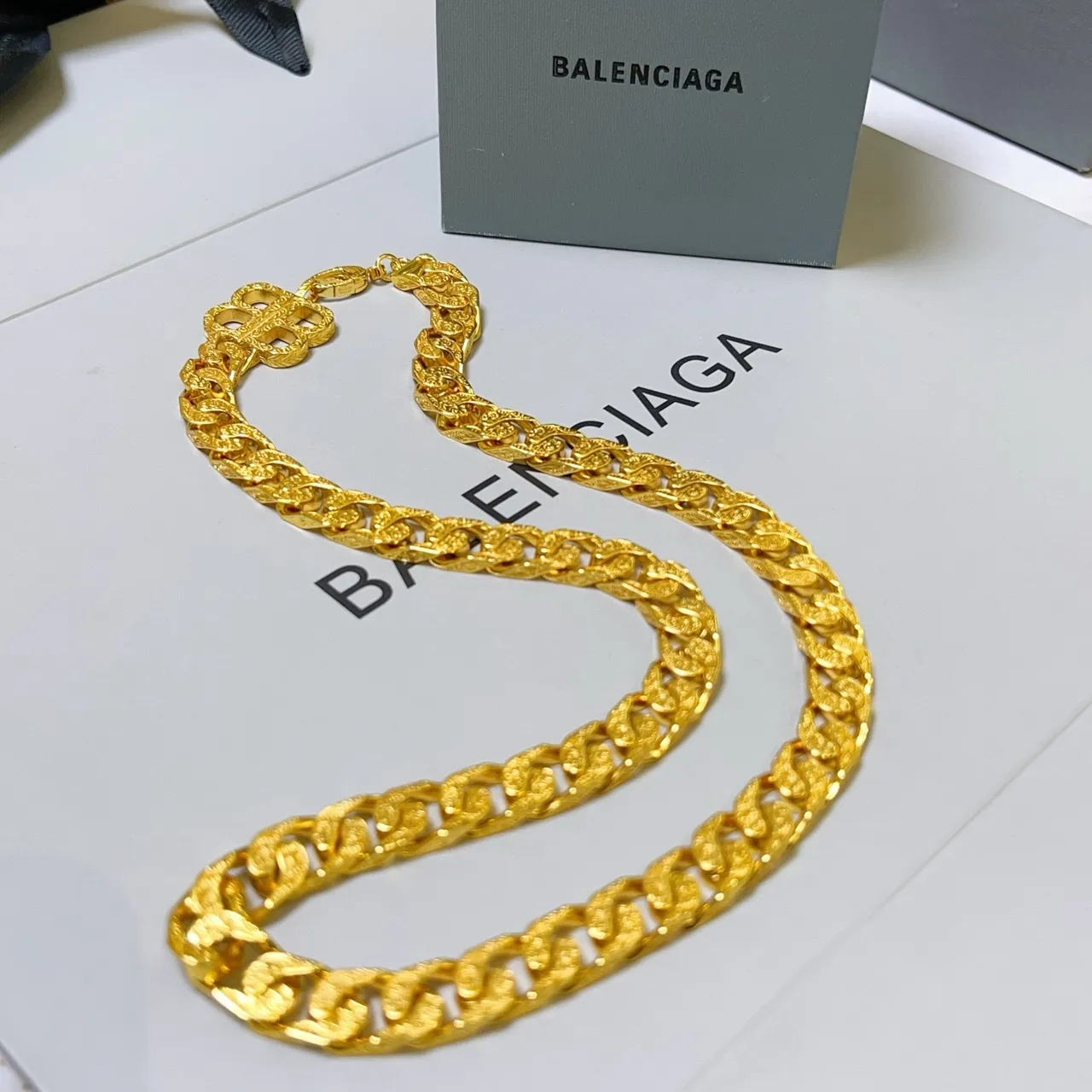 Balenciaga मोटी कर्ब-लिंक सोने की चेन हार 3