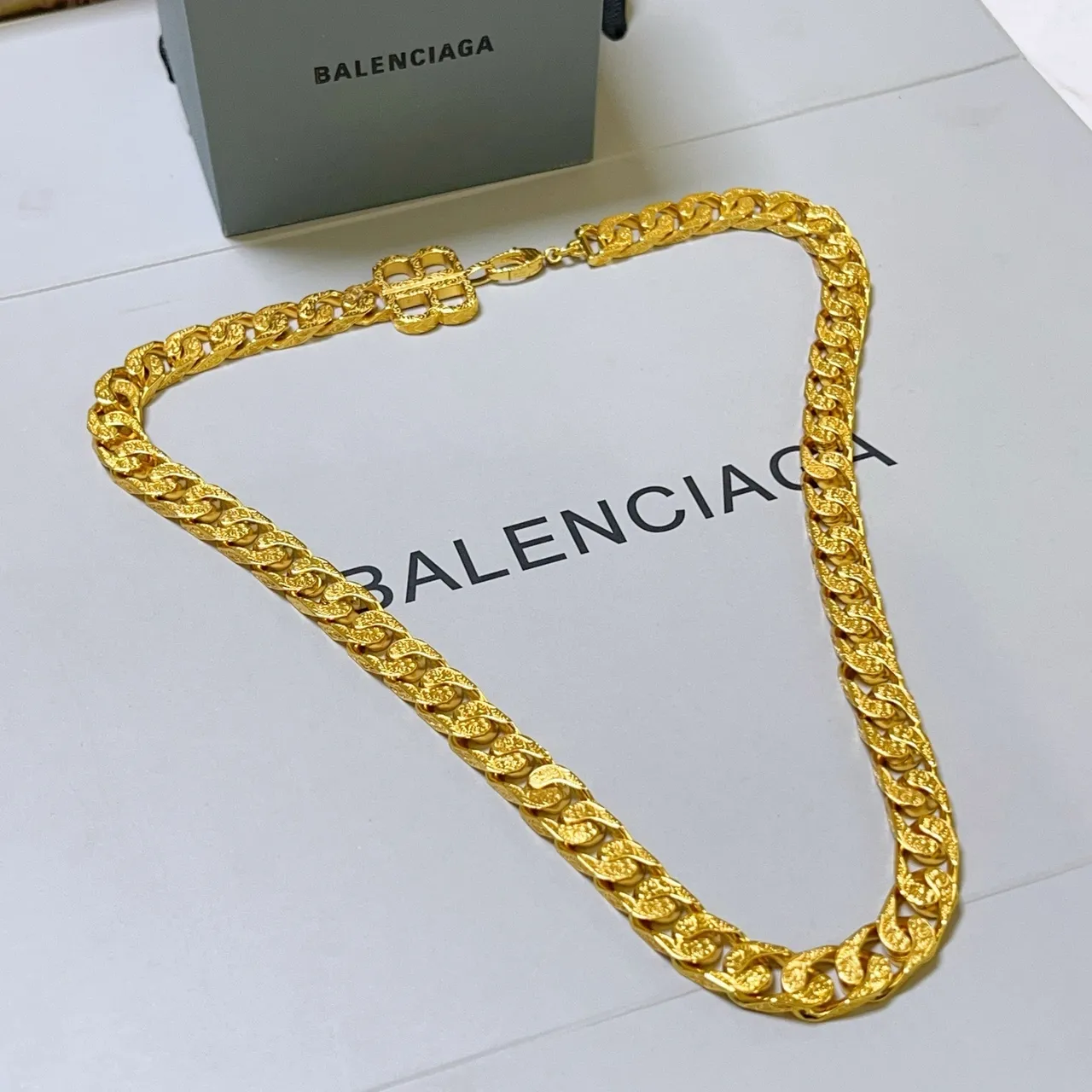 Balenciaga मोटी कर्ब-लिंक सोने की चेन हार 4