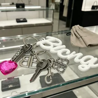 Balenciaga Coleção Chaveiro Branco Prata Logo Cursivo Monograma Metálico Pulseira