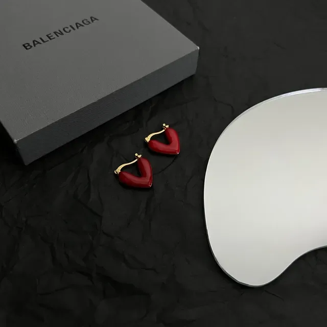 Balenciaga Le Cœur Brincos de aro com coração de esmalte vermelho 3