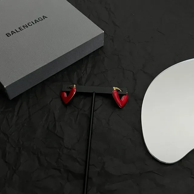 Balenciaga Le Cœur Brincos de aro com coração de esmalte vermelho 4