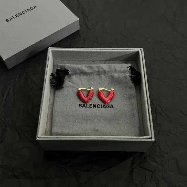 Balenciaga Le Cœur Brincos de aro com coração de esmalte vermelho 6