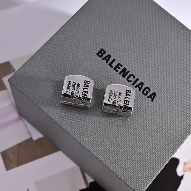 Balenciaga Le Cagole ذهبي فضي خاتم كوف مستطيل منقوش بعنوان 6