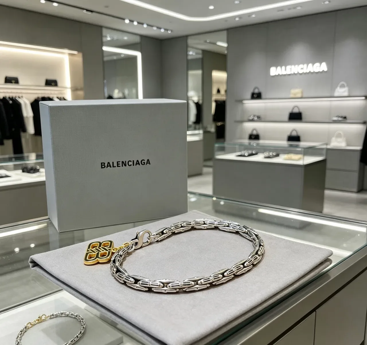Balenciaga Logo Charm Pulsera de Eslabones Articulados 2