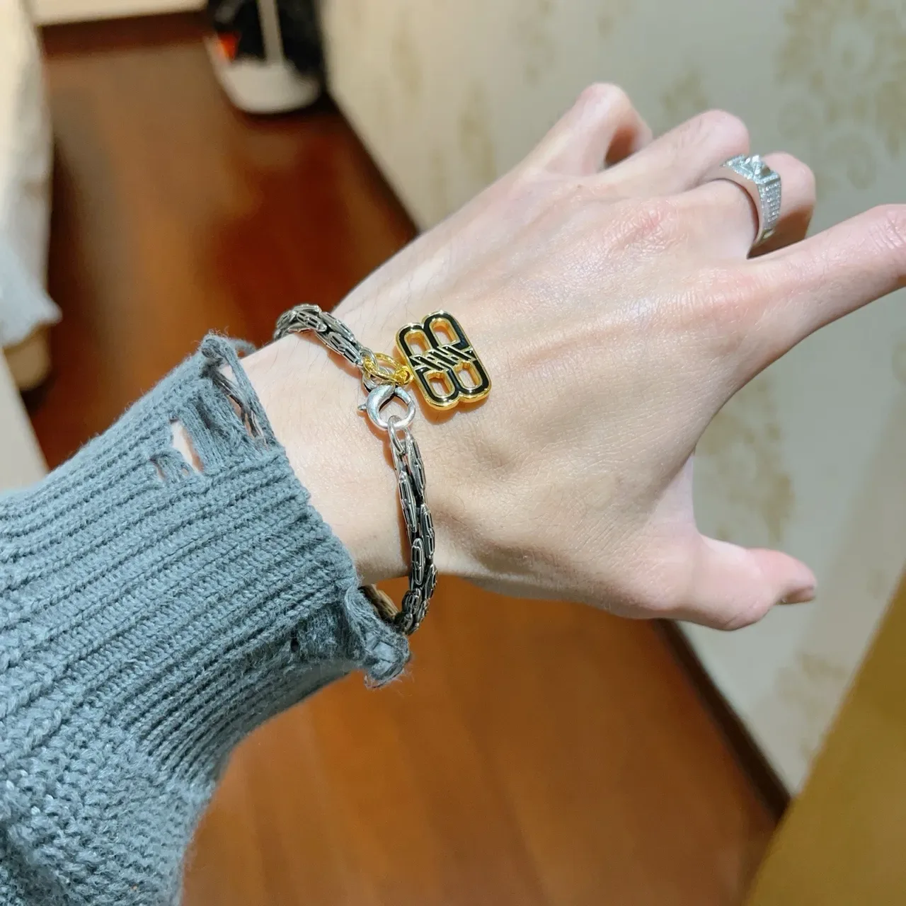 Balenciaga Logo Charm Pulsera de Eslabones Articulados 7
