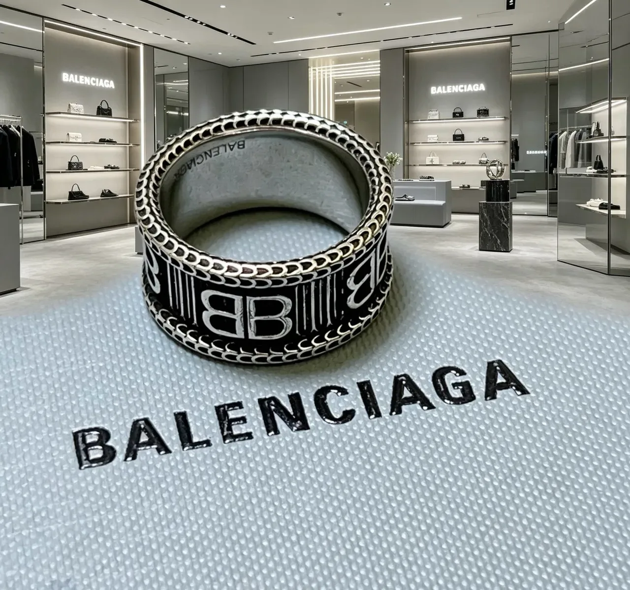 Anel Balenciaga Logo Prata Preto Faixa Larga Gravada 3