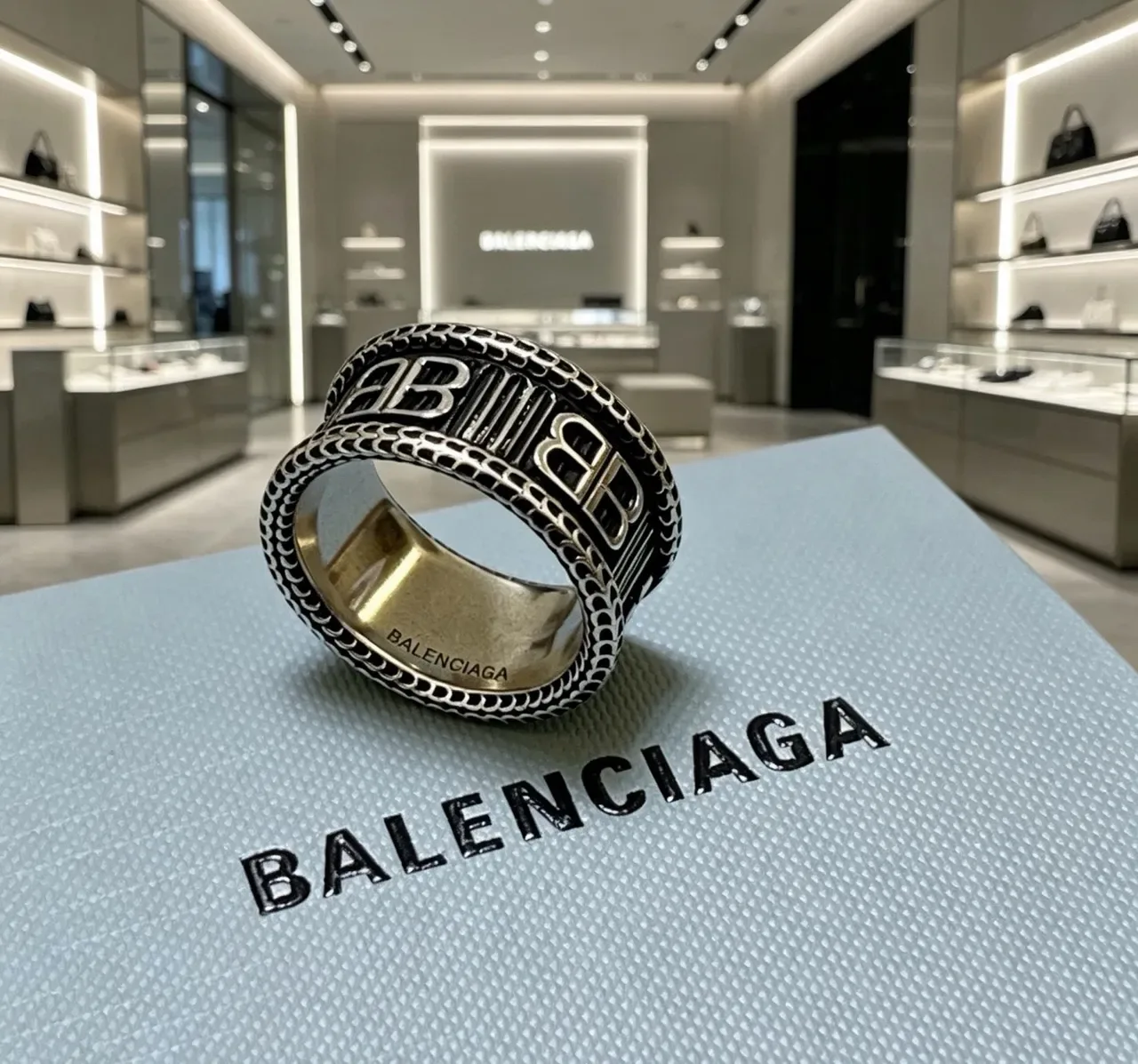 Anel Balenciaga Logo Prata Preto Faixa Larga Gravada 4