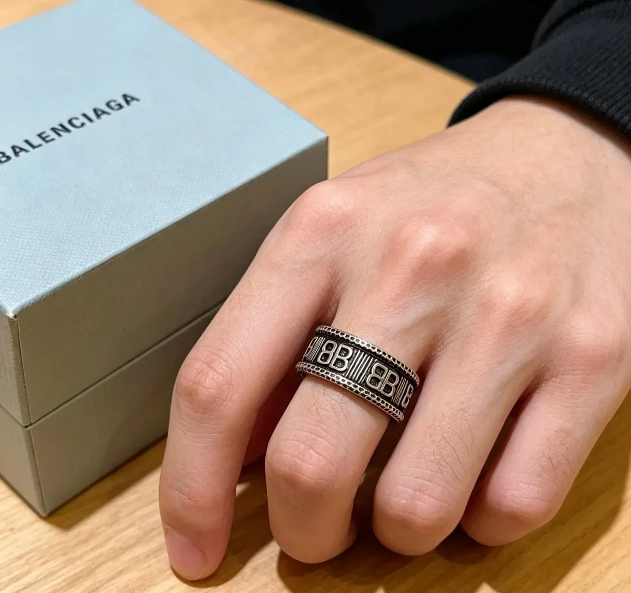 Anel Balenciaga Logo Prata Preto Faixa Larga Gravada 5