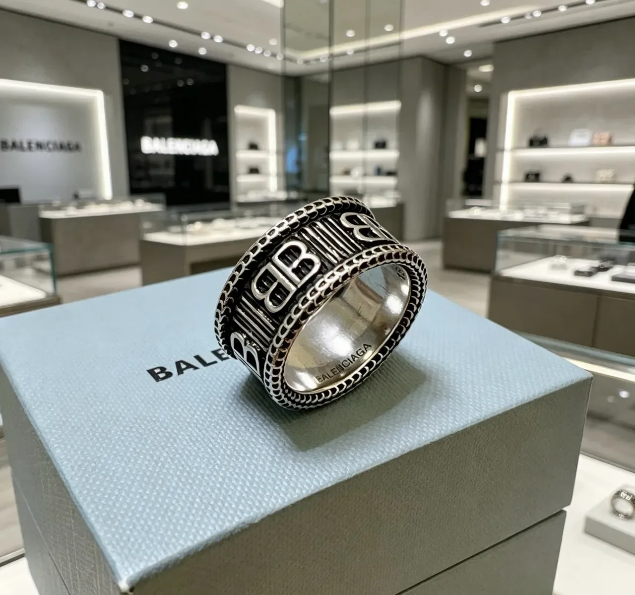 Anel Balenciaga Logo Prata Preto Faixa Larga Gravada 6