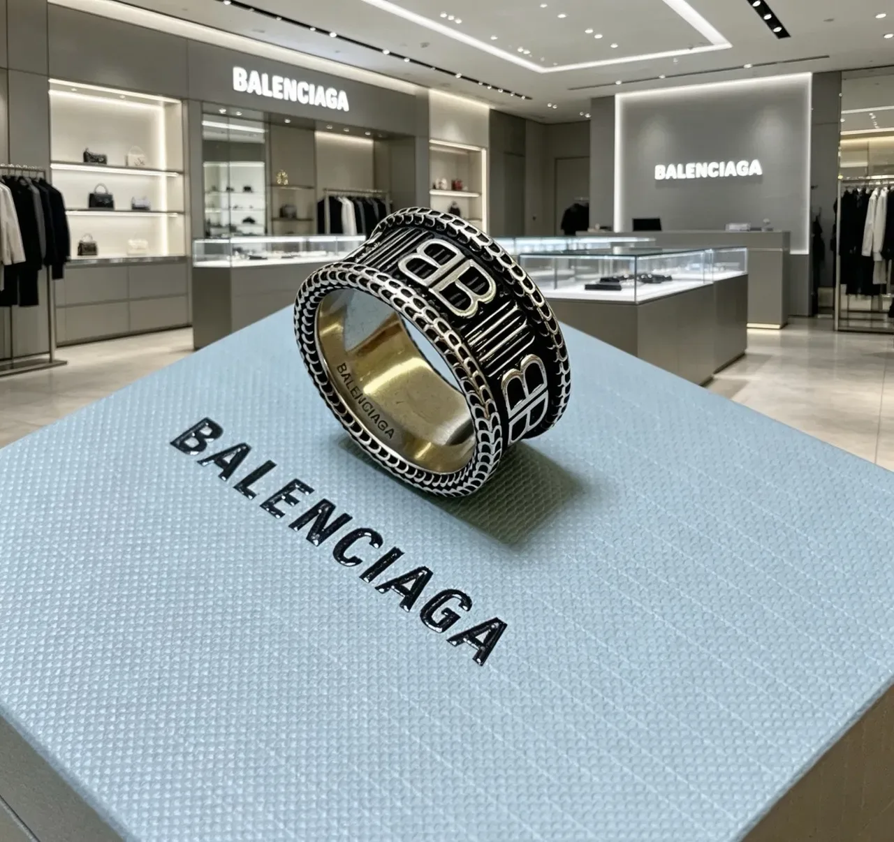Anel Balenciaga Logo Prata Preto Faixa Larga Gravada 7