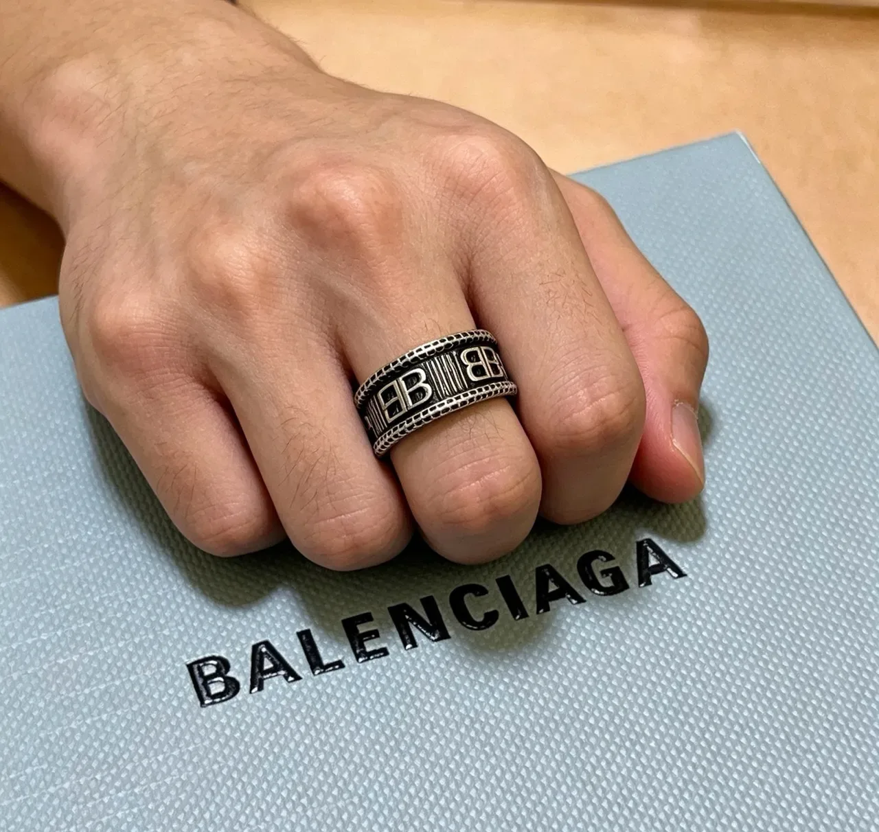 Anel Balenciaga Logo Prata Preto Faixa Larga Gravada 8