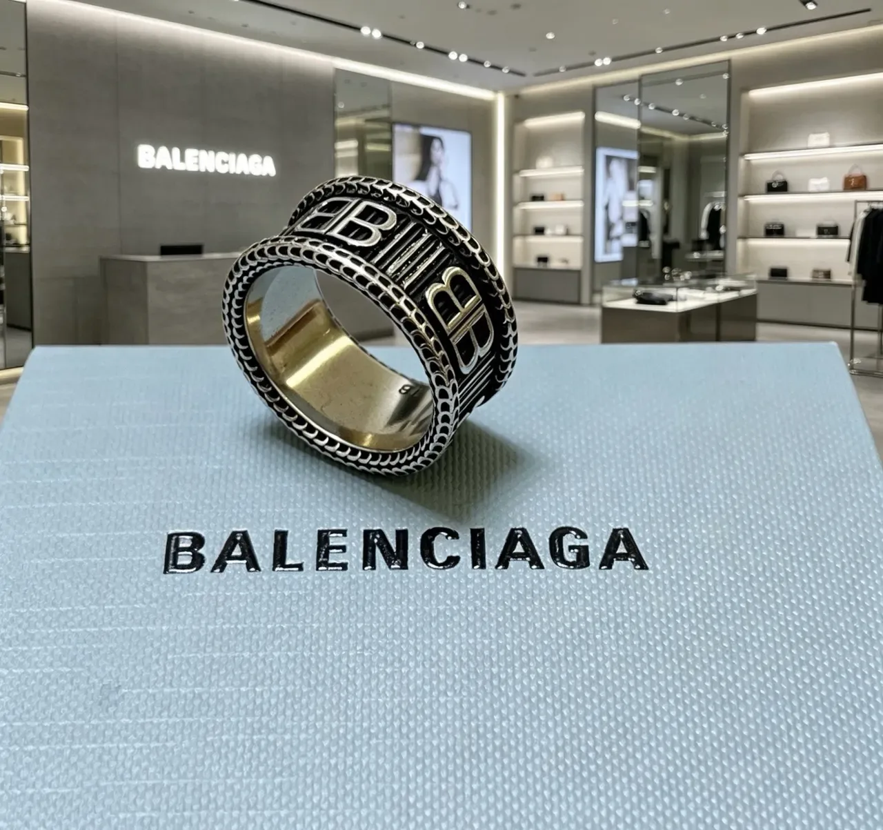 Anel Balenciaga Logo Prata Preto Faixa Larga Gravada 9