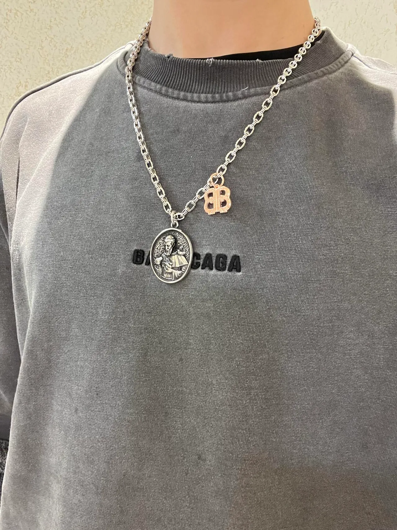 Balenciaga Medalha Religiosa e BB Charm Colar de Prata 2