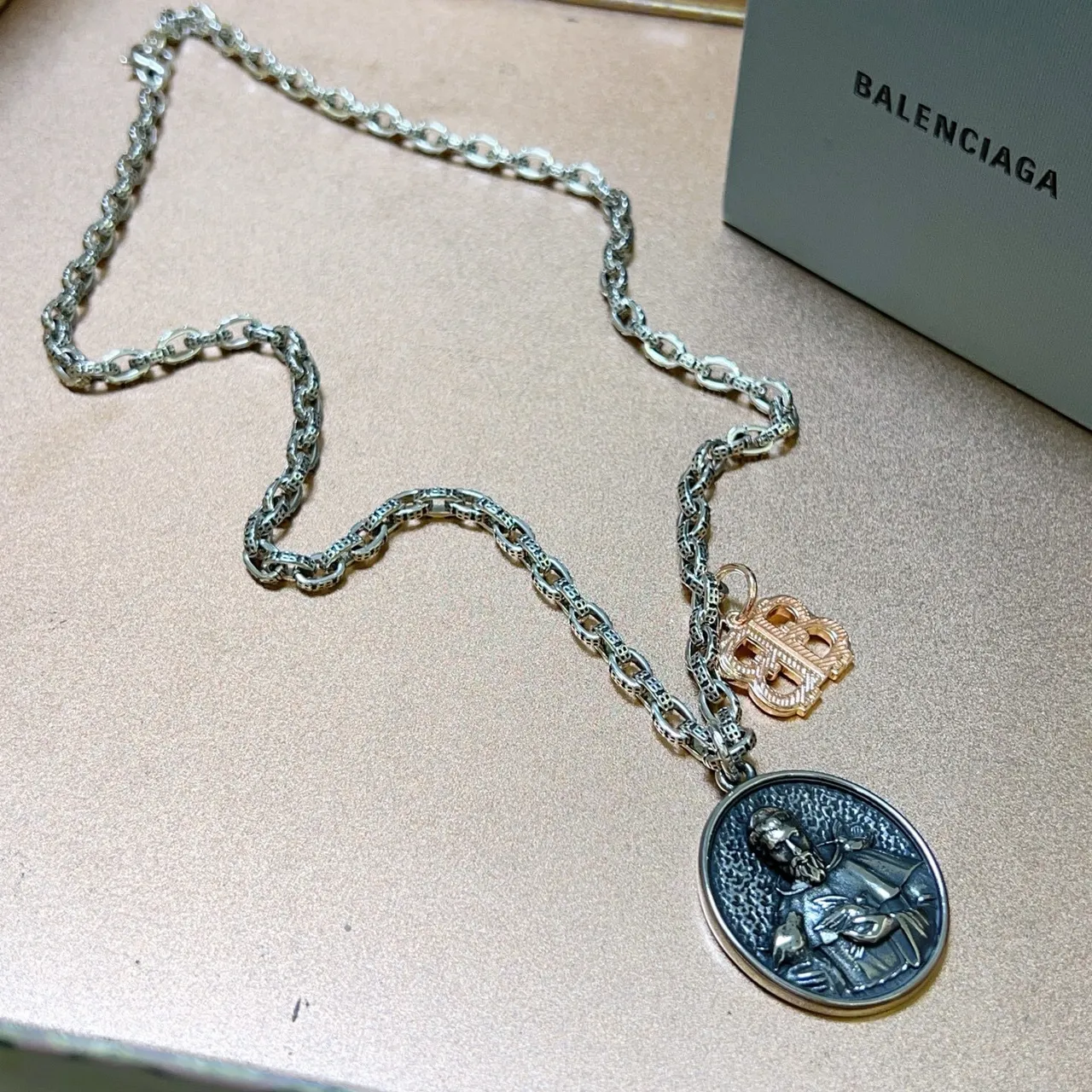 Balenciaga Medalha Religiosa e BB Charm Colar de Prata 3