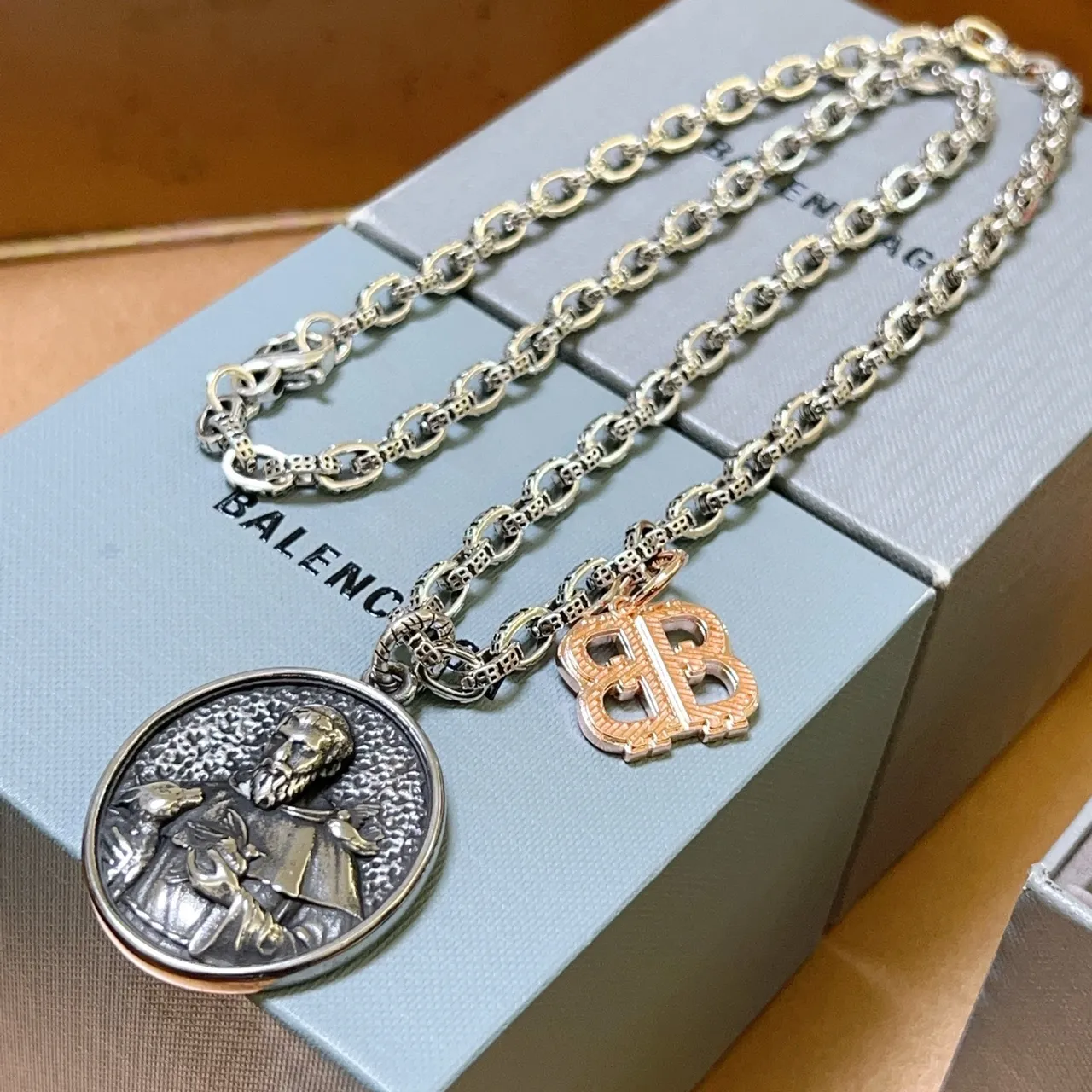 Balenciaga Medalha Religiosa e BB Charm Colar de Prata 4