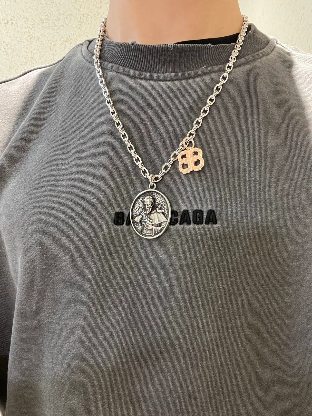 Balenciaga Medalha Religiosa e BB Charm Colar de Prata 5