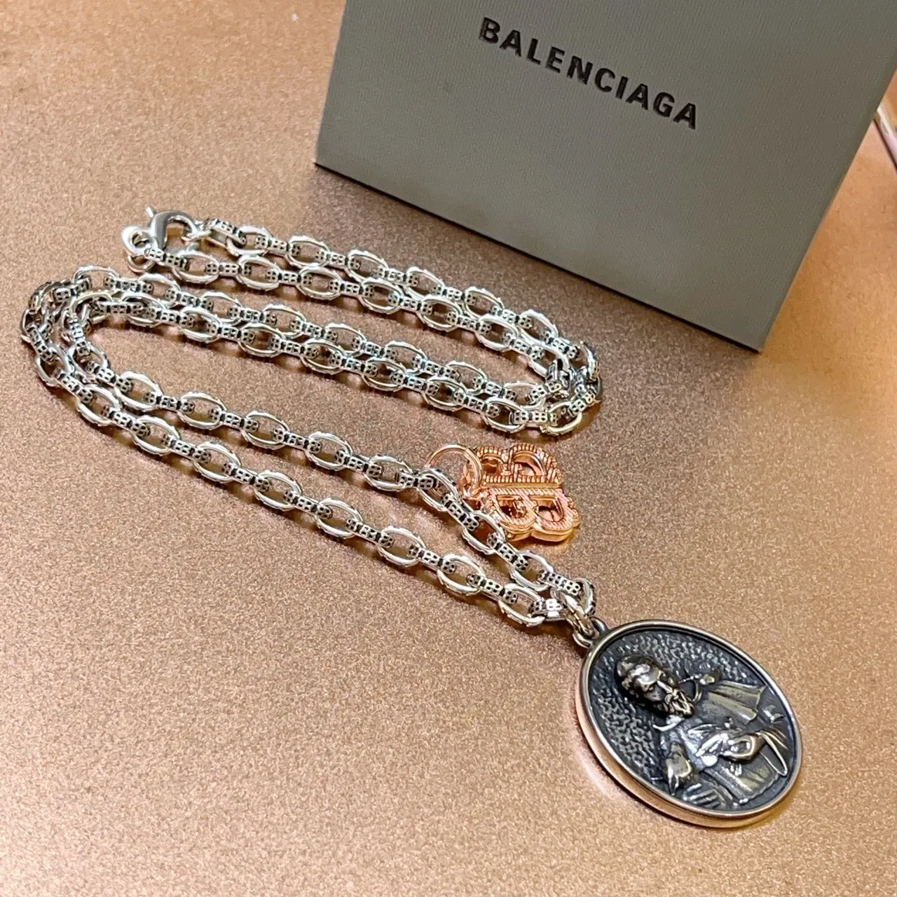Balenciaga Medalha Religiosa e BB Charm Colar de Prata 6