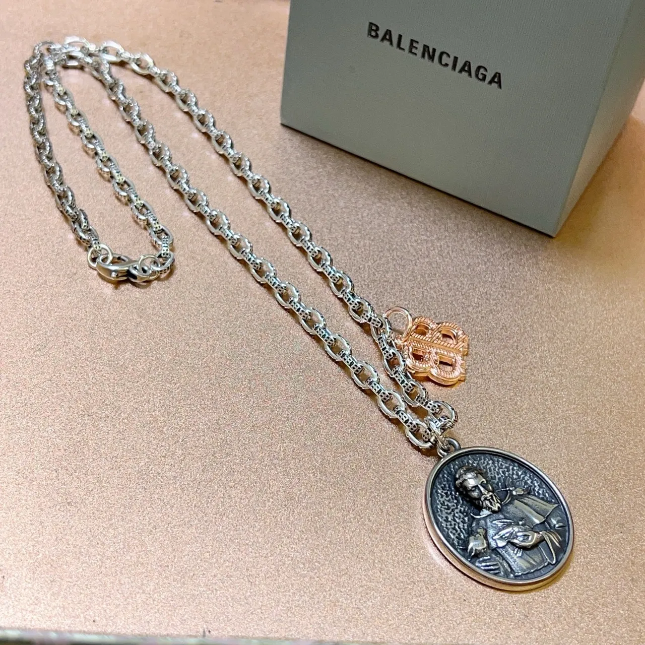 Balenciaga Medalha Religiosa e BB Charm Colar de Prata 7