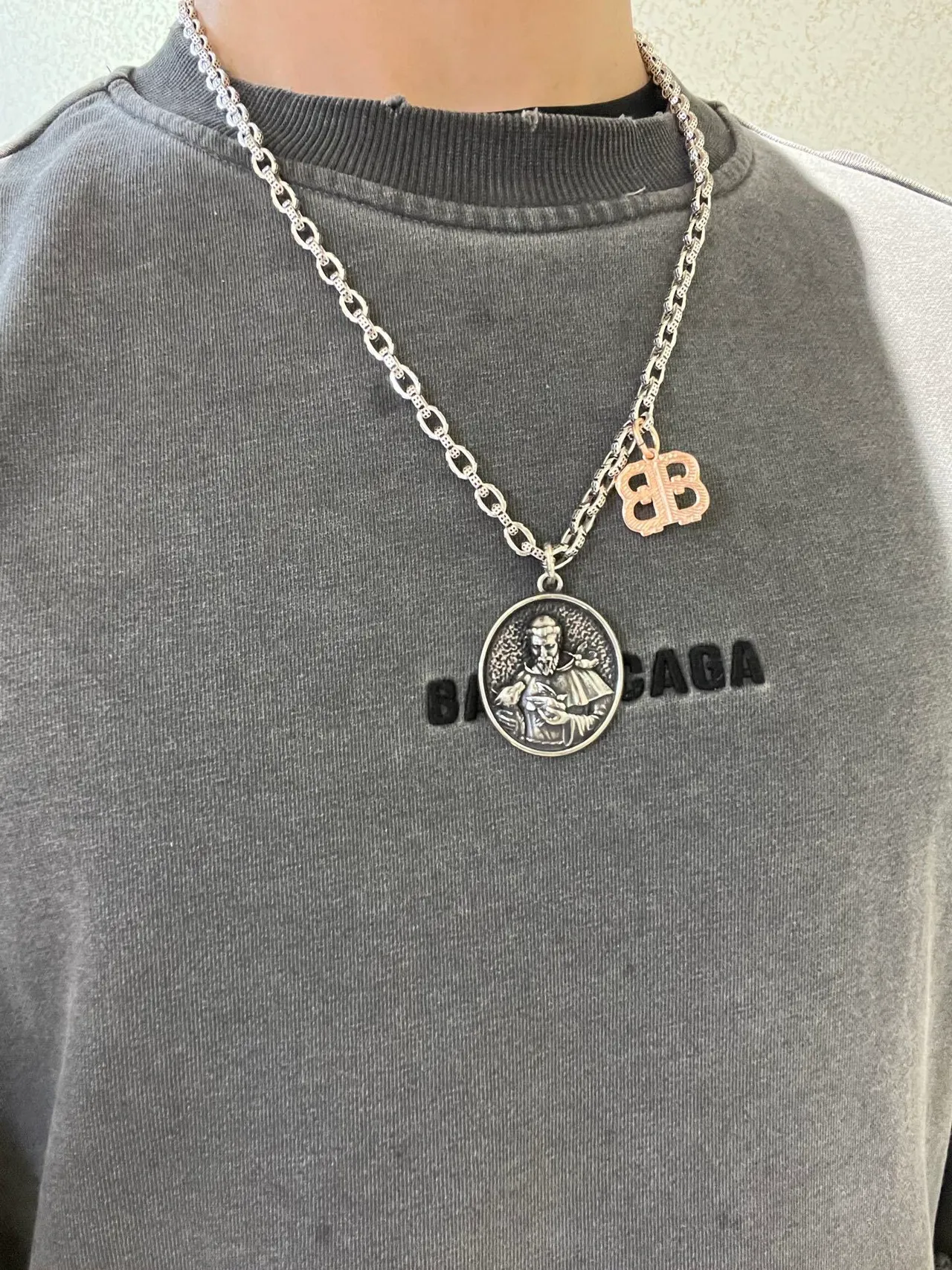 Balenciaga Medalha Religiosa e BB Charm Colar de Prata 8