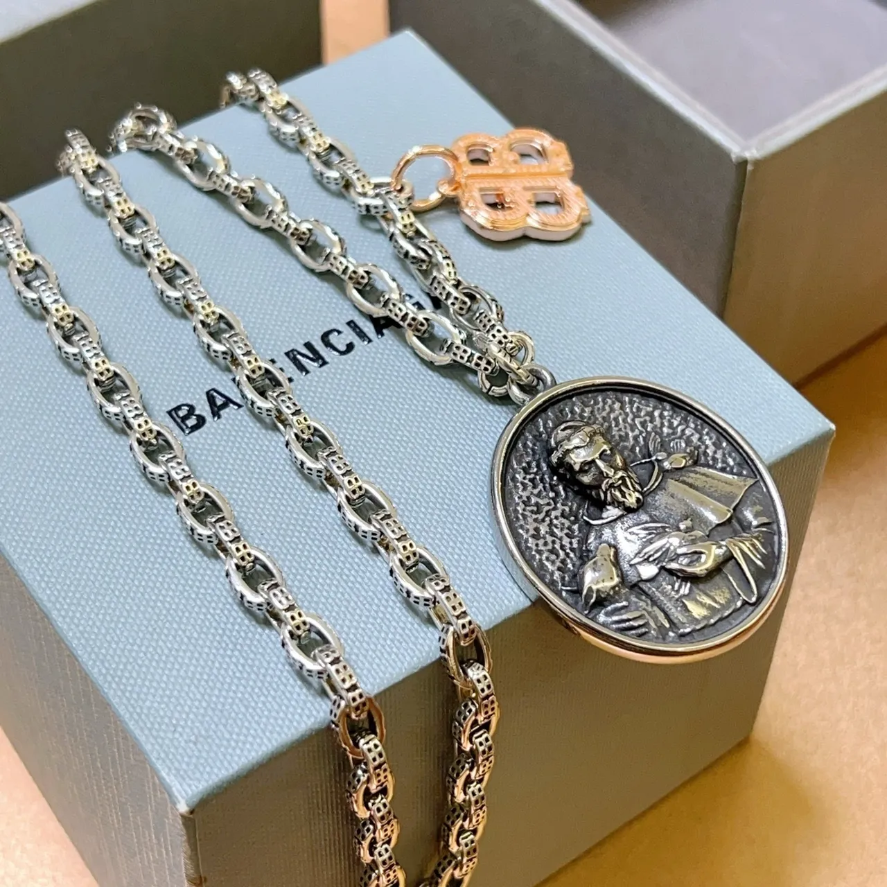 Balenciaga Medalha Religiosa e BB Charm Colar de Prata 9