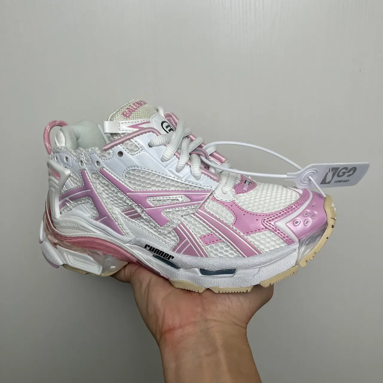 Balenciaga Runner সাদা এবং গোলাপি চাঙ্কি স্নিকার্স 2