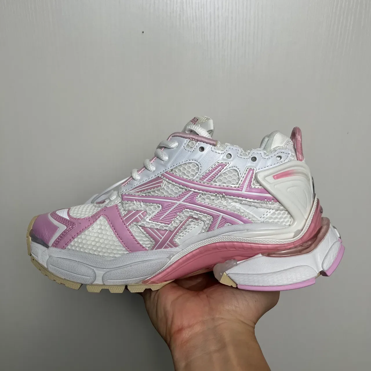 Balenciaga Runner সাদা এবং গোলাপি চাঙ্কি স্নিকার্স 3