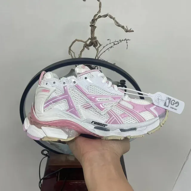 Balenciaga Runner সাদা এবং গোলাপি চাঙ্কি স্নিকার্স 4