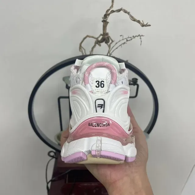 Balenciaga Runner সাদা এবং গোলাপি চাঙ্কি স্নিকার্স 5