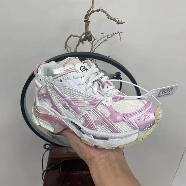 Balenciaga Runner সাদা এবং গোলাপি চাঙ্কি স্নিকার্স 7
