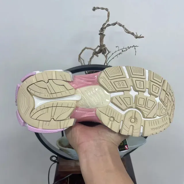 Balenciaga Runner সাদা এবং গোলাপি চাঙ্কি স্নিকার্স 8
