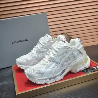 Balenciaga Runner सफेद भूरे रंग का सोल मेश और सिंथेटिक ओवरले निर्माण चंकी स्नीकर