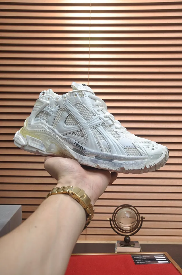 Balenciaga Runner सफेद भूरे रंग का सोल मेश और सिंथेटिक ओवरले निर्माण चंकी स्नीकर 2
