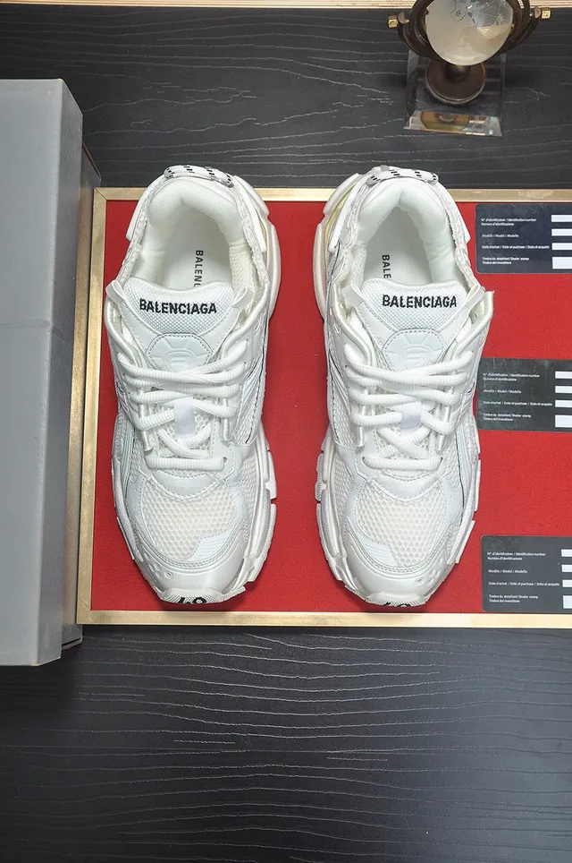 Balenciaga Runner सफेद भूरे रंग का सोल मेश और सिंथेटिक ओवरले निर्माण चंकी स्नीकर 3