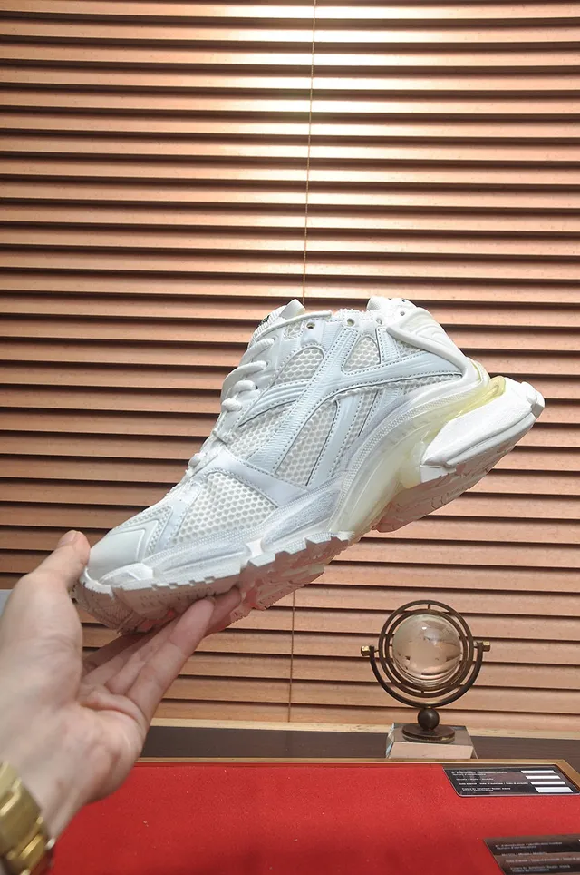 Balenciaga Runner सफेद भूरे रंग का सोल मेश और सिंथेटिक ओवरले निर्माण चंकी स्नीकर 5