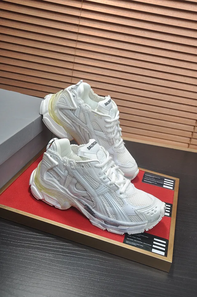 Balenciaga Runner सफेद भूरे रंग का सोल मेश और सिंथेटिक ओवरले निर्माण चंकी स्नीकर 6