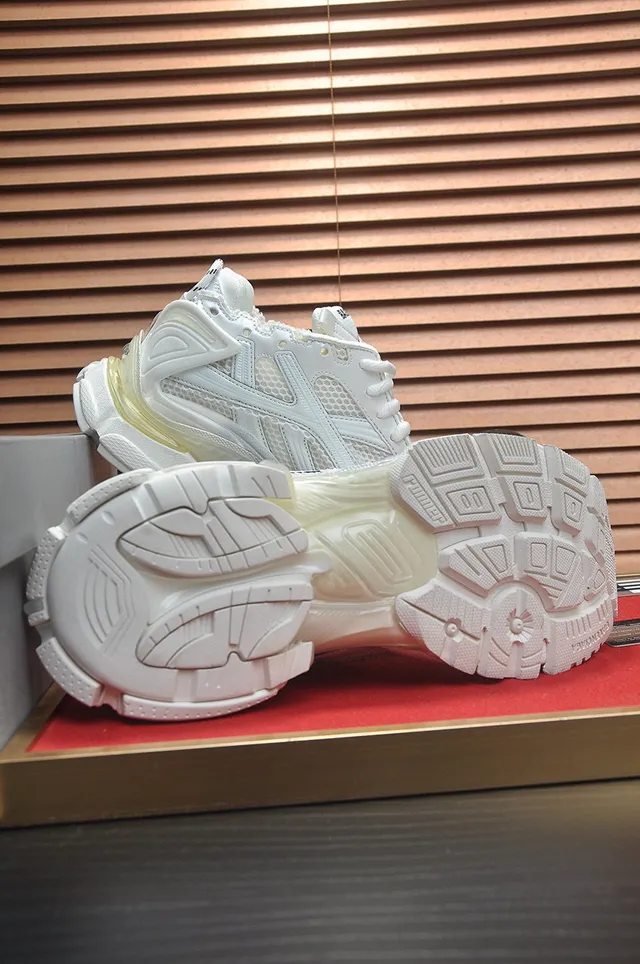 Balenciaga Runner सफेद भूरे रंग का सोल मेश और सिंथेटिक ओवरले निर्माण चंकी स्नीकर 7