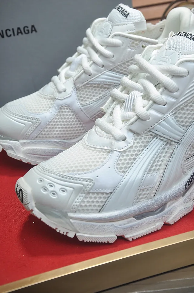 Balenciaga Runner सफेद भूरे रंग का सोल मेश और सिंथेटिक ओवरले निर्माण चंकी स्नीकर 8