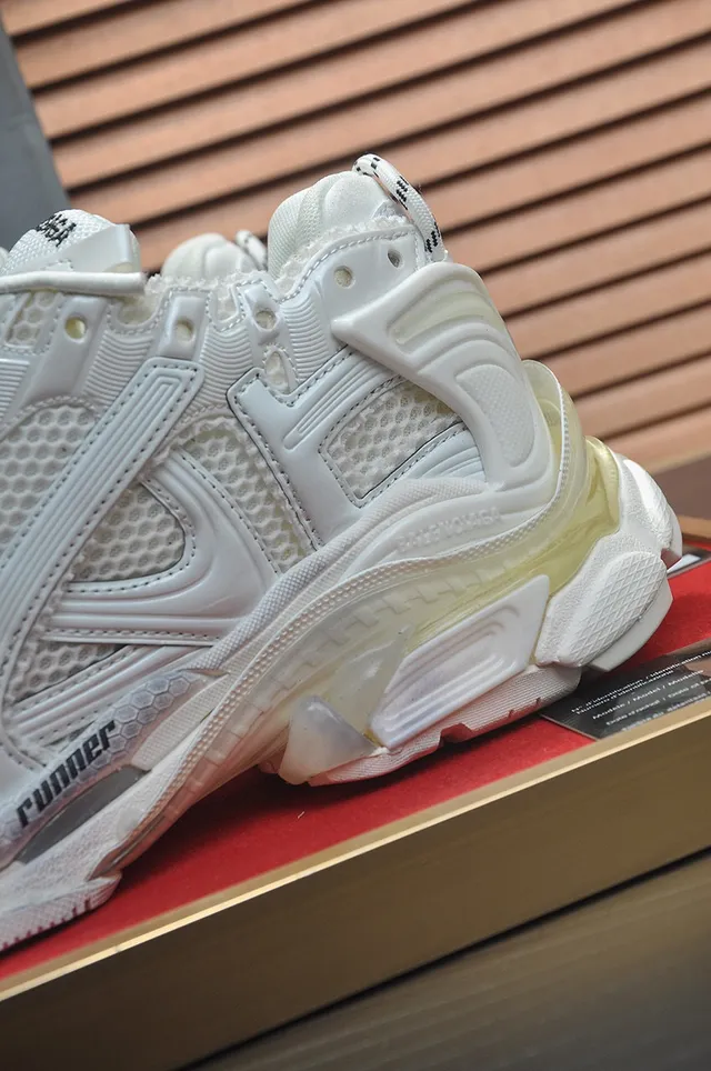 Balenciaga Runner सफेद भूरे रंग का सोल मेश और सिंथेटिक ओवरले निर्माण चंकी स्नीकर 9
