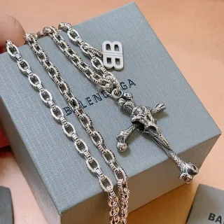 Balenciaga Plata Gris Colgante de Cruz Esculpida en Hueso Cadena de Eslabones Gruesa con Patrón