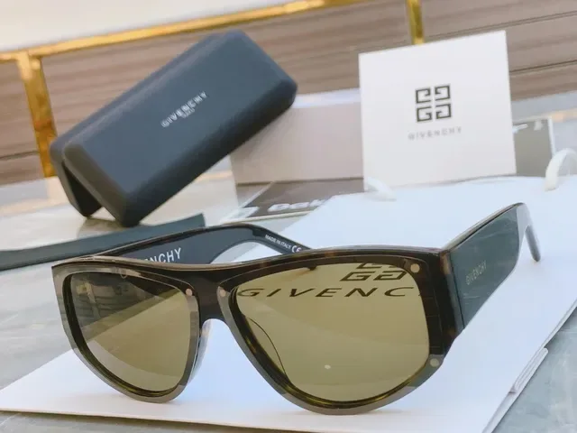 Balenciaga Óculos de Sol Quadrados Oversized Preto e Dourado 3