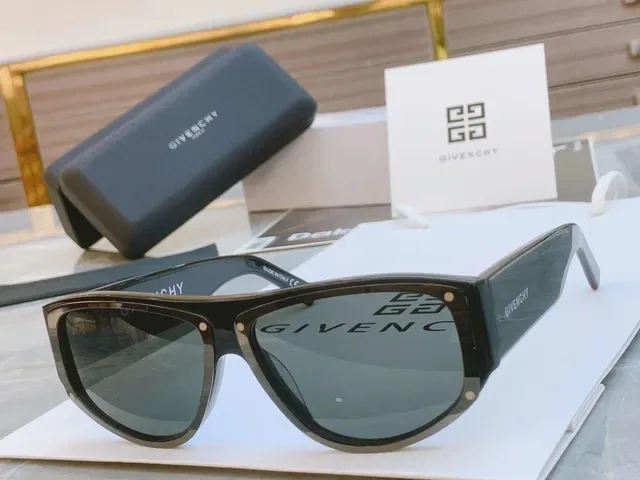 Balenciaga Óculos de Sol Quadrados Oversized Preto e Dourado 6