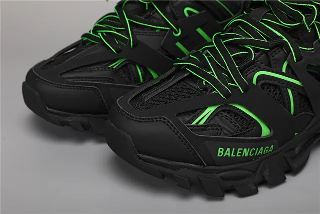 Balenciaga Track tênis chunky pretos e verdes 4