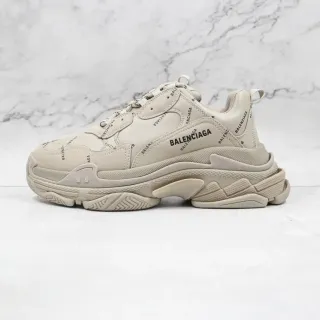 Balenciaga Triple S Beige लॉगो प्रिंट मोटी स्नीकर