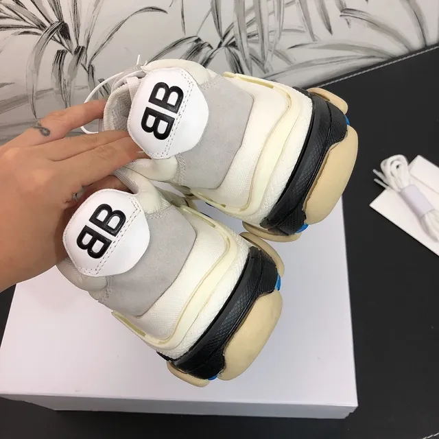 Balenciaga Triple S Gris y Off-White Zapatillas con suela gruesa 4