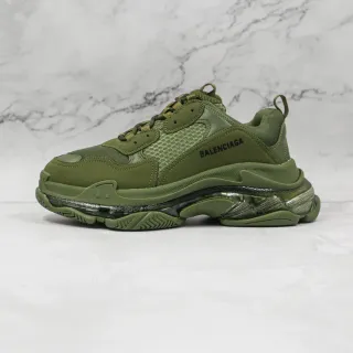 Balenciaga Triple S Verde Oliva tênis com sola grossa