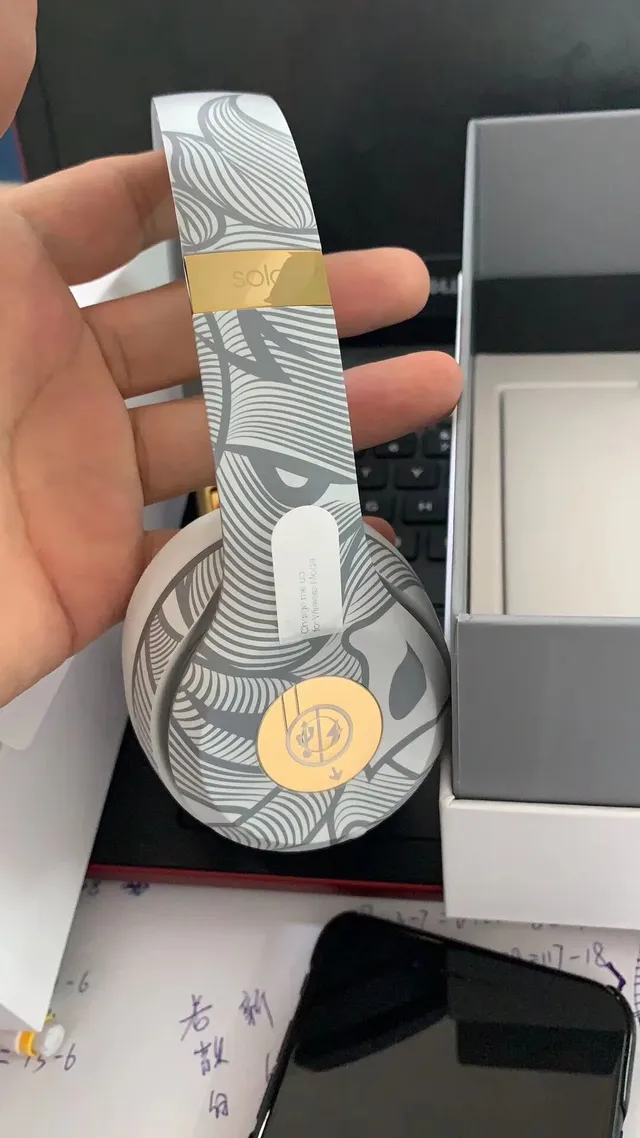 Beats Solo³ Wireless Nova Edição Especial de Ano Novo Fones de ouvido over-ear 3