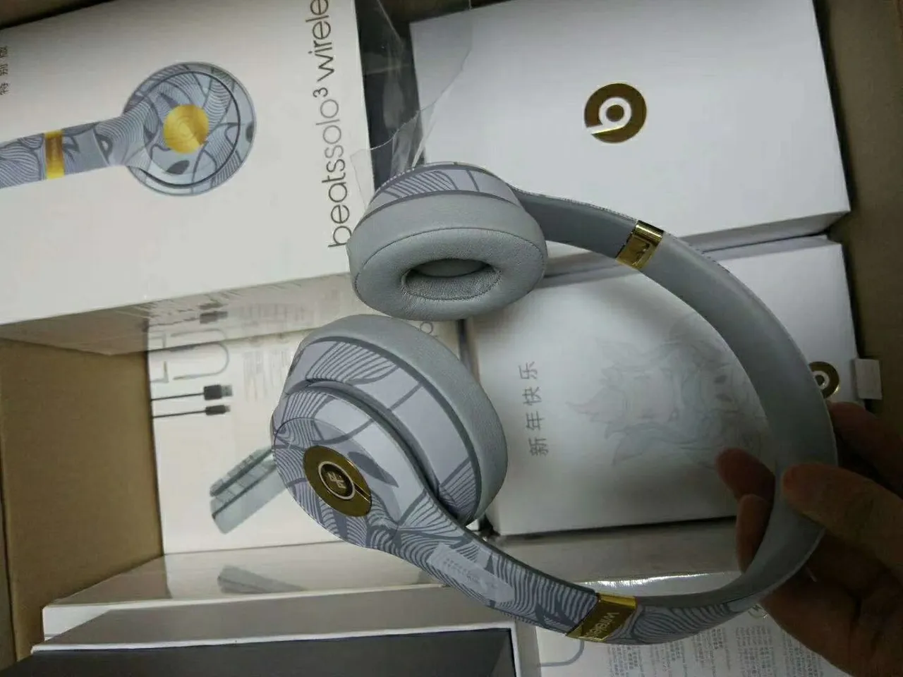 Beats Solo³ Wireless Nova Edição Especial de Ano Novo Fones de ouvido over-ear 18